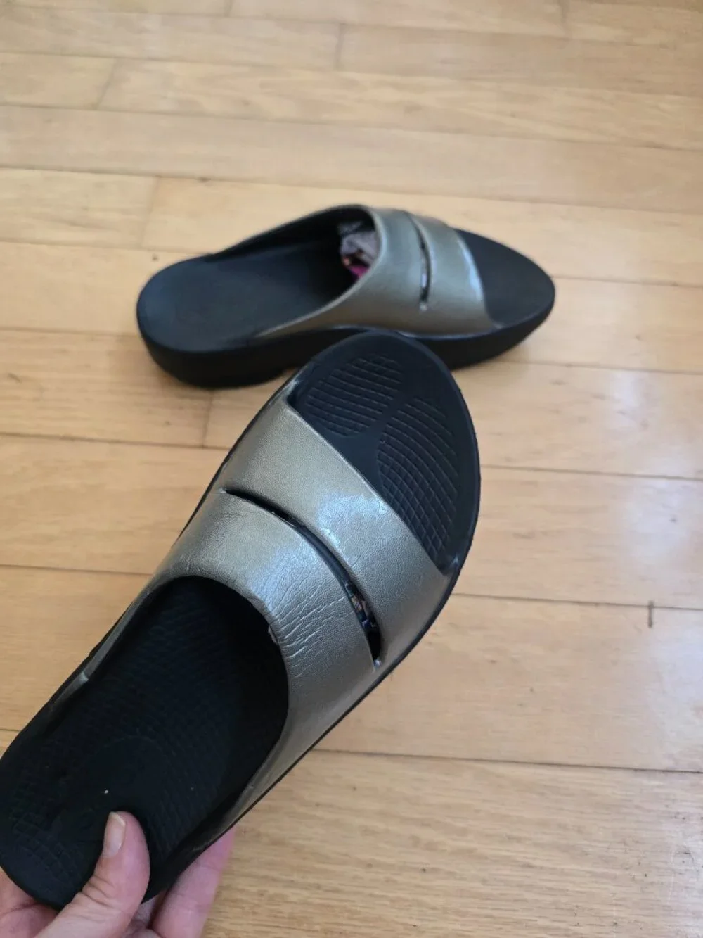 OOFOS | OOahh Luxe Metallic Pewter Slate Gray Sporty Slide Sandals | WMS 6
